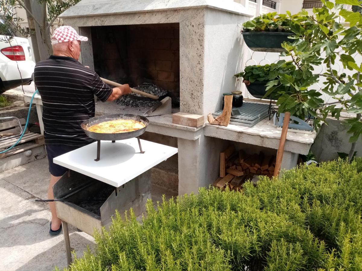 Apartman Figaro Pogled Od Milijun Dolara, 2 Tusa, 2 Wc Kaštela Quarto foto