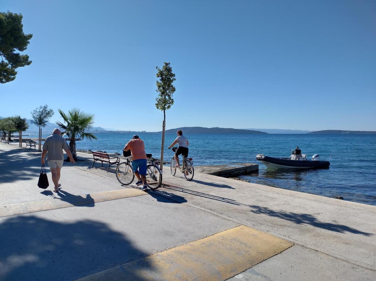 Apartman Figaro Pogled Od Milijun Dolara, 2 Tusa, 2 Wc Kaštela Quarto foto